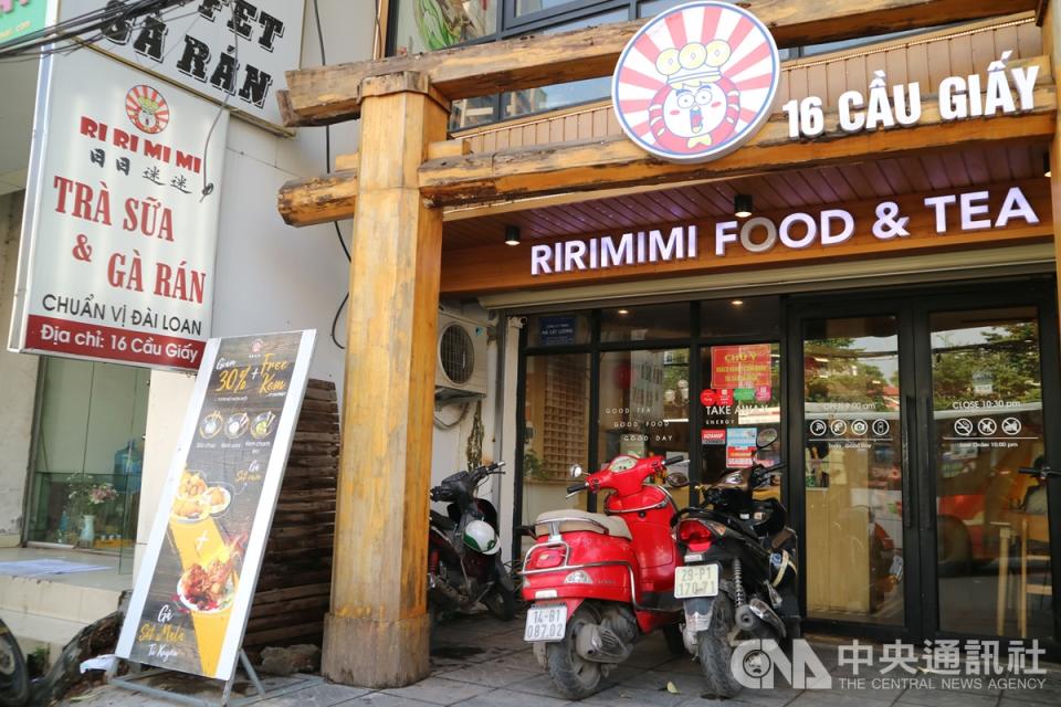 阮德良鎖定愛嘗鮮的學生、上班族，在河內市區開雞排 店。招牌上特別強調Chuẩn Vị Đài Loan（正宗台灣 ），不只堅持雞排的口感，還希望吃的文化也同於台灣 。（中央社）