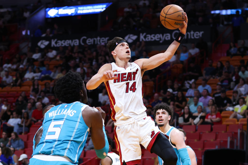 Tyler Herro（上籃者）整個夏天都身陷交易傳聞之中。（NBA Photo by Megan Briggs/Getty Images）