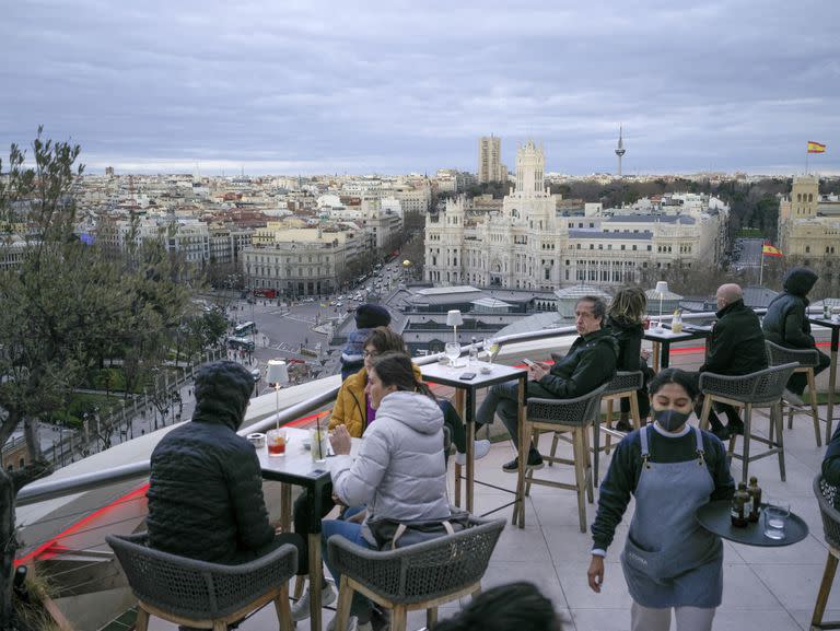 Un caf&#xe9; con vista a Plaza de Cibeles en Madrid. (Samuel Aranda/The New York Times)