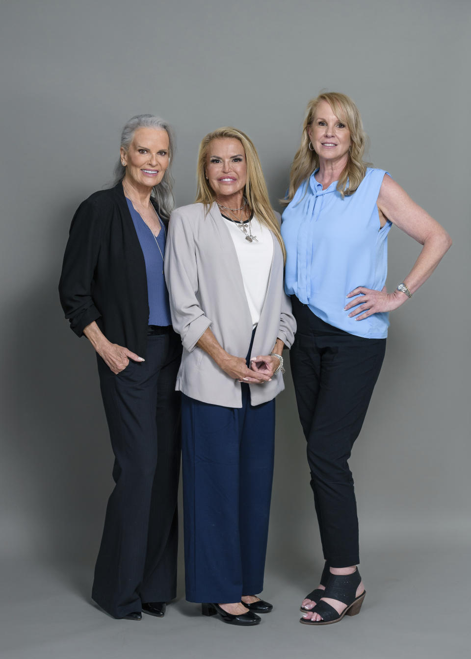 Denise Brown, de izquierda a derecha, Dominique Brown, y Tanya Brown posan para un retrato para promover la docuserie "The Life & Murder of Nicole Brown Simpson" el miércoles 29 de mayo de 2024 en Nueva York. (Foto Christopher Smith/Invision/AP)