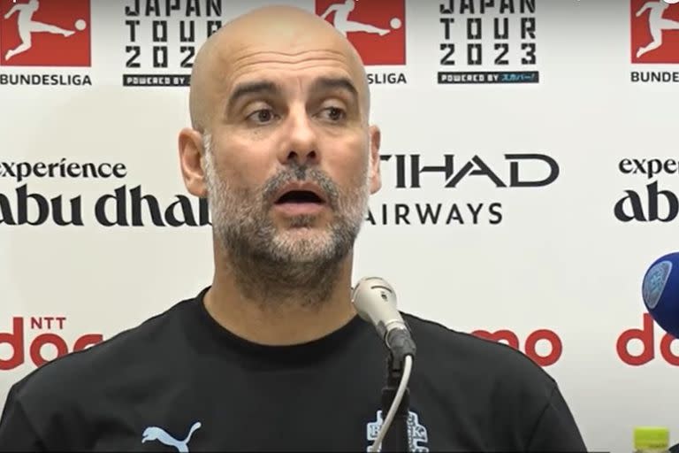 Pep Guardiola escucha sorprendido la pregunta de un periodista acerca del desempeño de Erling Haaland