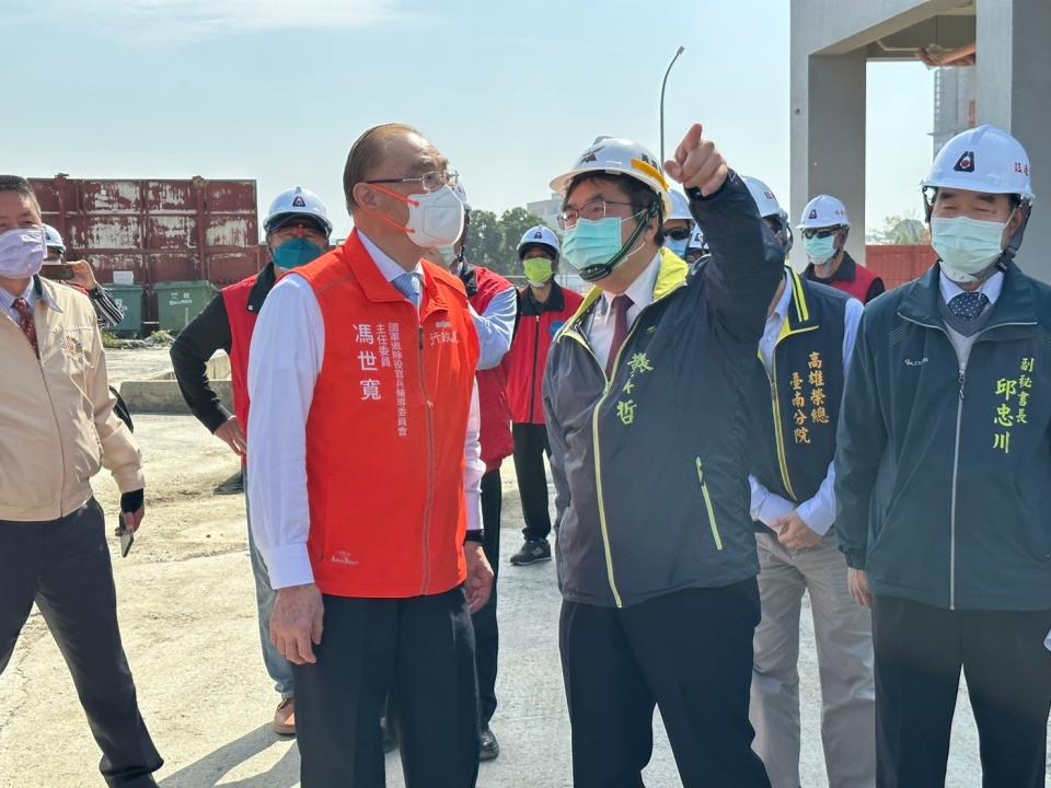 巿長黃偉哲陪同主委馮世寬視察工地。（圖/台南巿政府提供）