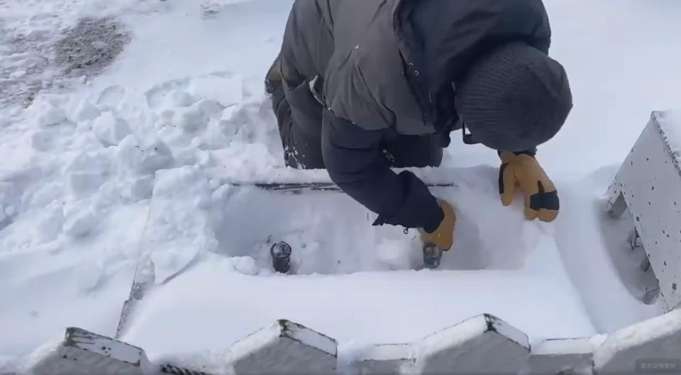 玉山氣象站工作人員忙著除雪。（圖／翻攝自鄭明典臉書）