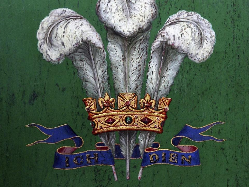 Dass man als Royal viele Pflichten hat, verdeutlicht Charles' deutscher Wahlspruch: "Ich dien" steht in seinem Wappen. Das hat nichts damit zu tun, dass seine Familie bis 1918 noch den sehr deutschen Namen Sachsen-Coburg-Gotha trug. Das Motto gehört wie die drei Straußenfedern schon seit dem 15. Jahrhundert zum Wappen der Prinzen von Wales. (Bild: Scott Barbour/Getty Images)