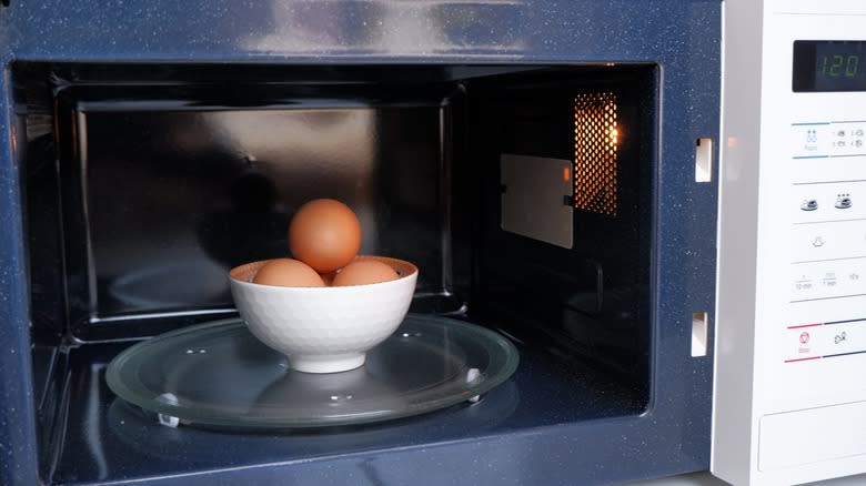 brown eggs in microwave