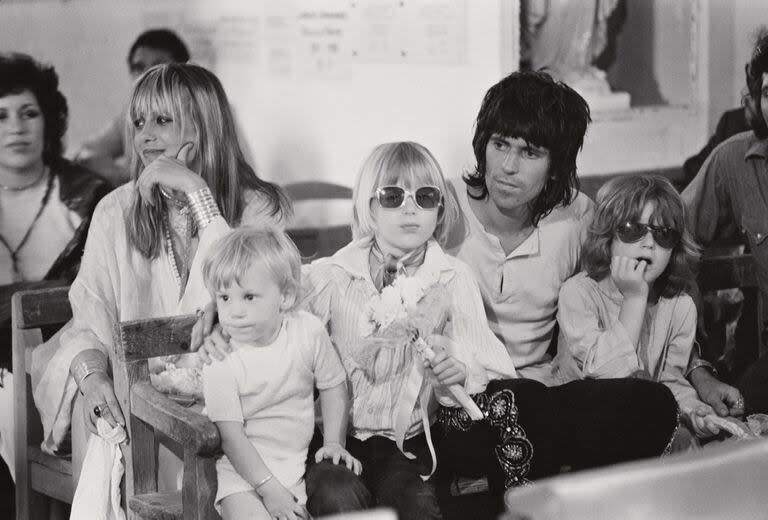 Keith Richards con su primera esposa, Anita Pallenberg e hijos en el casamiento de Mick Jagger y Bianca De Macías, en Saint-Tropez, Francia, en mayo de 1971