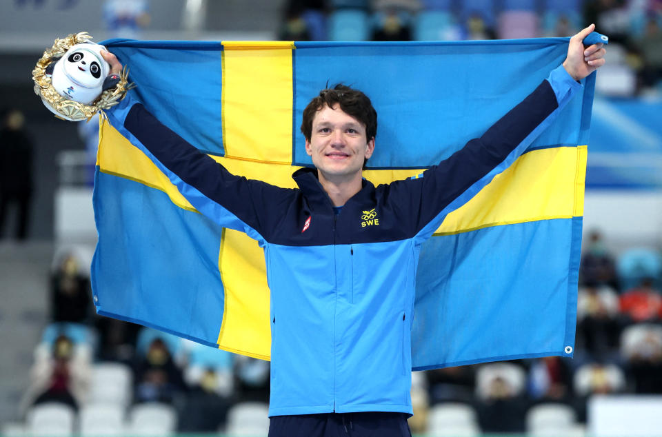 Nils van der Poel celebrando su medalla de oro en la prueba de 5,000 metros. Todavía le queda la carrera de los 10, 000 metros. (REUTERS/Phil Noble)