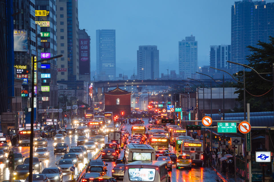 有網友抱怨才剛綠燈後面的車就狂按喇叭。（示意圖。圖片來源：Getty Creative）