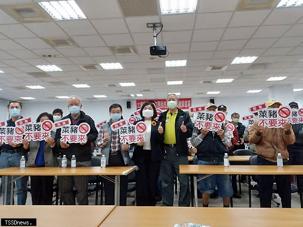 雲林縣長張麗善（左五）率縣府農業處團隊與土庫眾多養豬戶、土庫養豬生產合作社、土庫鎮農會等成立反萊豬戶台豬聯盟，與參加人員持萊豬不要標語，一起來反萊豬，會場士氣高昂。（記者劉春生攝）