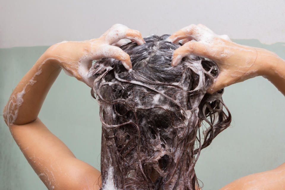 Heres What Can Happen If You Dont Wash Your Hair Enough 6395