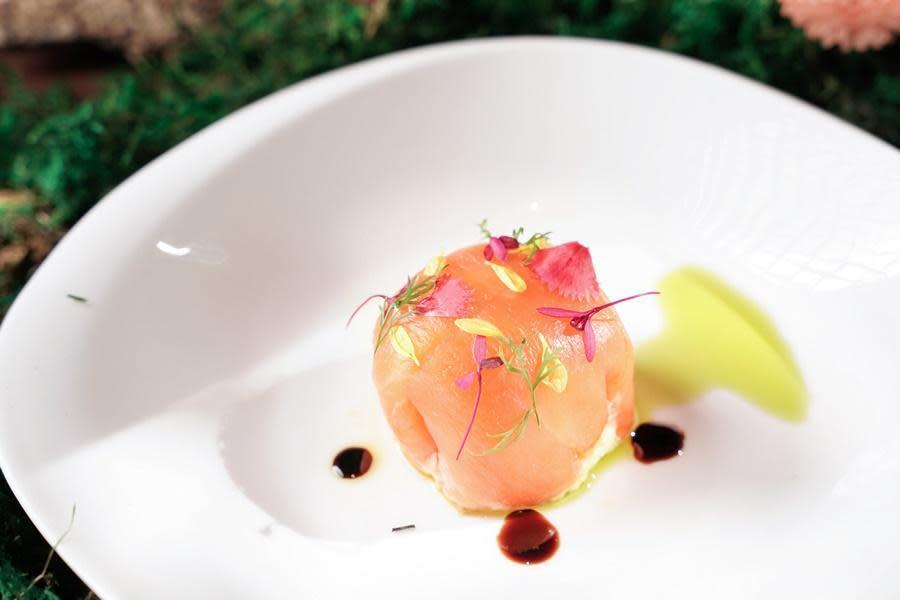 春饗宴新沙拉「煙燻鮭魚洋芋球」以顏色粉嫩的煙燻鮭魚包裹綿滑洋芋球。（君品酒店提供）