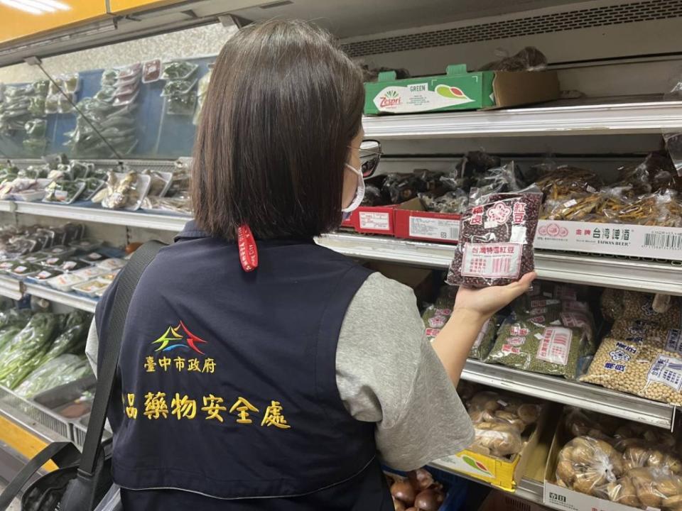 台中市食安處針對民眾常前往採買的生鮮超市等，抽驗紅白小湯圓及包餡湯圓與配料。（記者徐義雄攝）