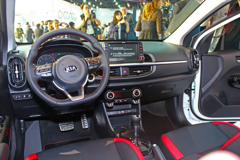 Picanto GT-Line內裝配置D-Cut運動化方向盤、防滑鋁合金踏板組等內裝組件，中控檯懸浮式8吋觸控觸控式多媒體系統