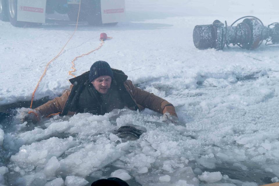 《疾凍救援》連恩尼遜親自潛入結凍冰湖救援弟弟，限時60秒內必須完成