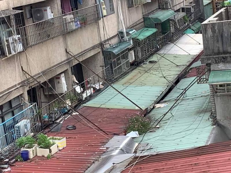 ▲台灣違建問題嚴重。圖為板橋區湳興公、私有市場長期存在雨遮違建問題，面積大讓整個市場「不見天日」。（圖 ／新北市議員黃淑君服務處提供）