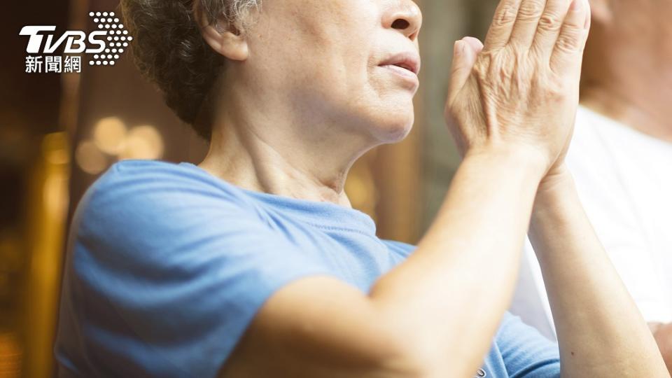 擺放完花瓶後記得在月亮前合掌鞠躬祈福。（示意圖／shutterstock達志影像） 