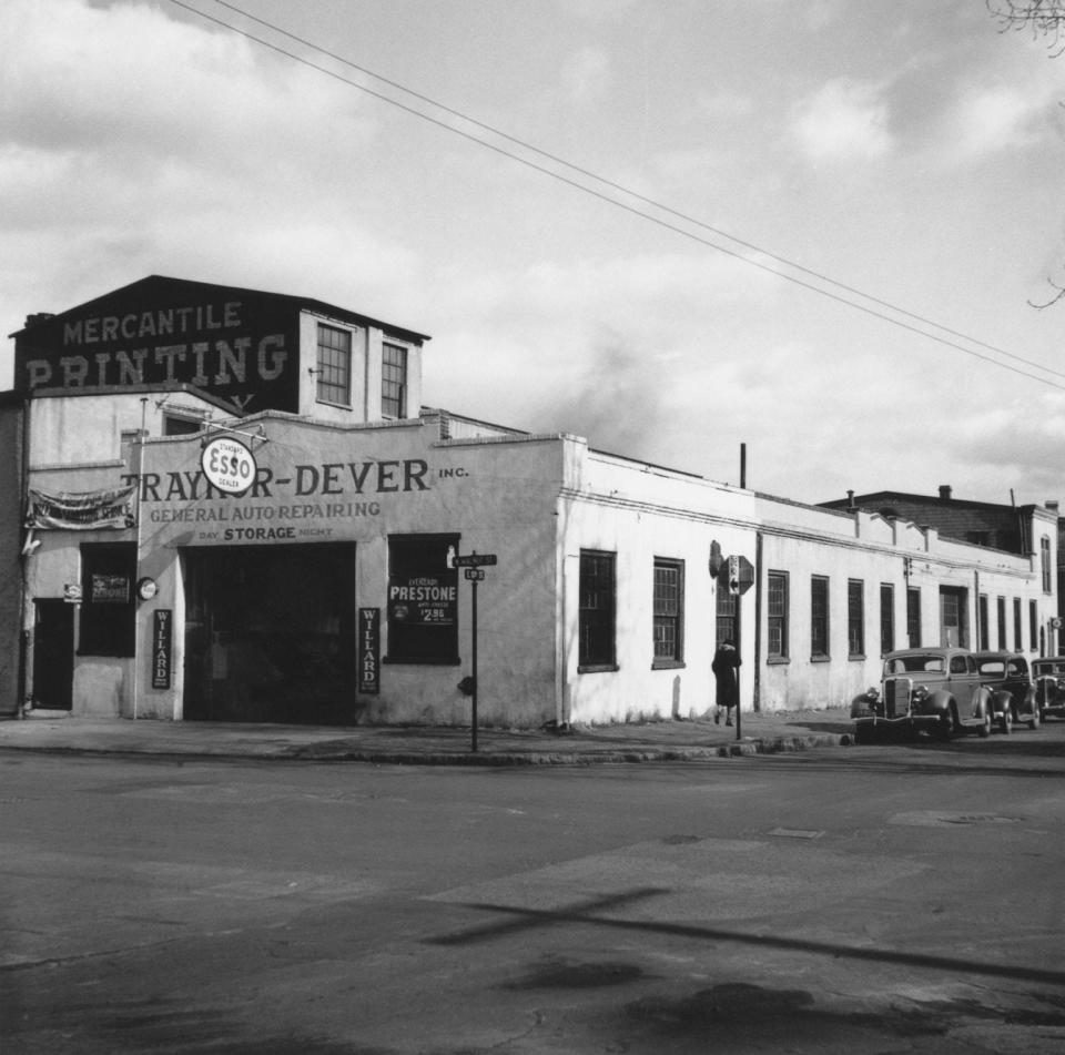 Traynor Dever Auto Repair at 1000 Walnut Street, circa 1939.