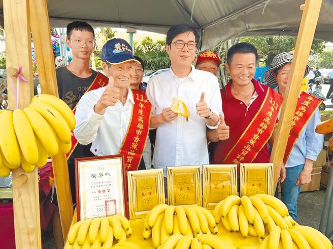 高雄市長陳其邁（前左二）籲請大家多吃旗山產的香蕉。（林瑞益攝）