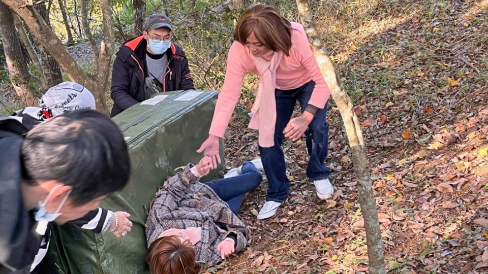 王瞳親自上陣滾山坡，感謝工作人員賣力保護她。（圖／民視提供）