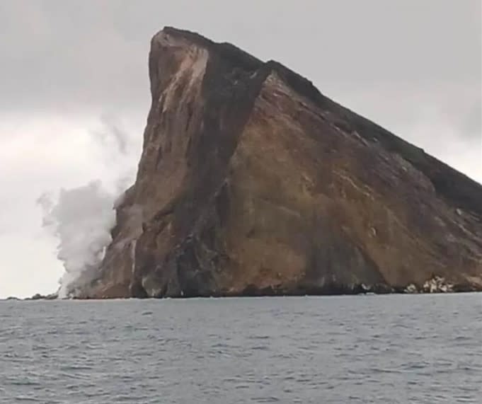 宜蘭漁民在龜山島拍到龜首一帶爆發大片白霧，東北角管理處表示，此屬正常火山能量釋放現象。（民眾提供）