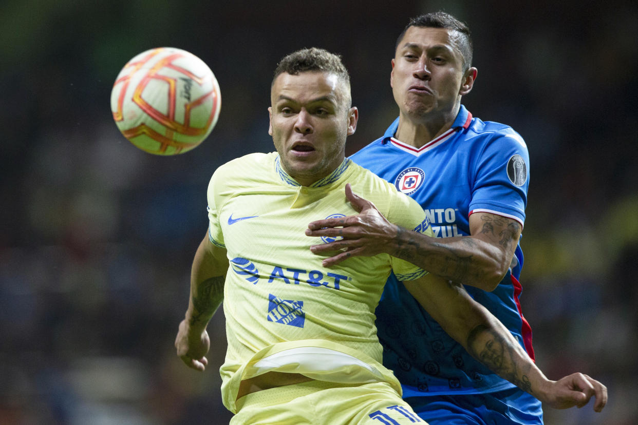 Cata Domínguez marcando a Jonathan Rodríguez en un amistoso entre Cruz Azul y América, diciembre de 2022. (Jonathan Mondragon/Jam Media/Getty Images)