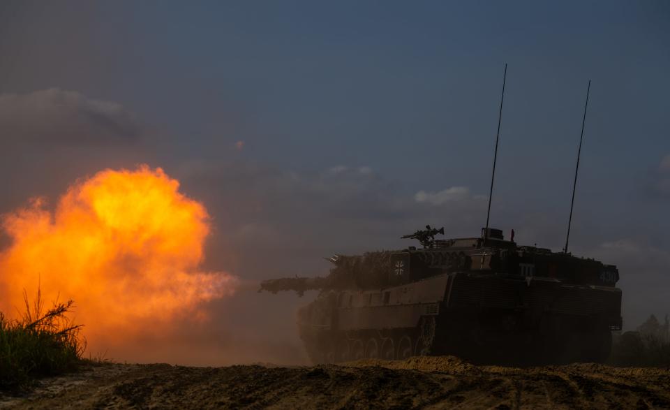 28 September 2023, Lower Saxony, Bergen: A Bundeswehr main battle tank of the type "Leopard 2 A7V" fires on a firing range.