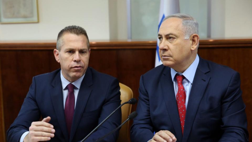 Der Minister für öffentliche Sicherheit, Gilad Erdan (l), und Israels Ministerpräsident Benjamin Netanjahu in Jerusalem. Foto: Gali Tibbon/Pool/AFP POOL
