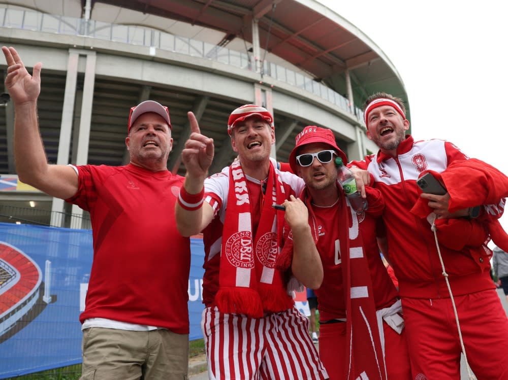 Dänische Fans vor dem Frankfurter Stadion (ADRIAN DENNIS)