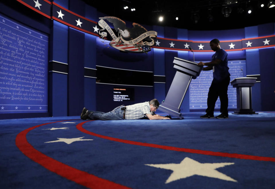 <p>Technicians set up the stage for the presidential debate between Democratic presidential candidate Hillary Clinton and Republican presidential candidate Donald Trump at Hofstra University in Hempstead, N.Y., Sept. 25, 2016. (Photo: Patrick Semansky/AP)</p>