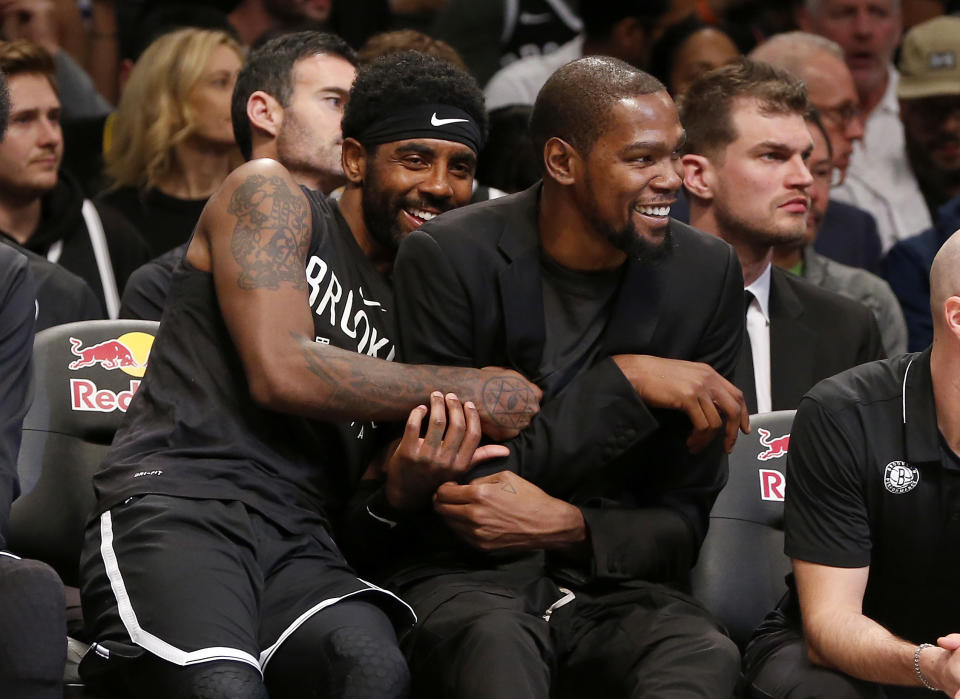 Kevin Durant (圖右)與Kyrie Irving。(Photo by Jim McIsaac/Getty Images)