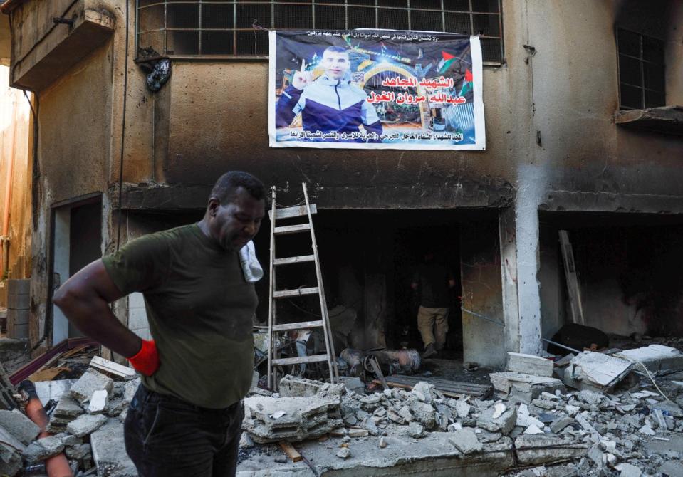 Palestinians inspect damage after the Israeli army's withdrawal from the Jenin camp (REUTERS)