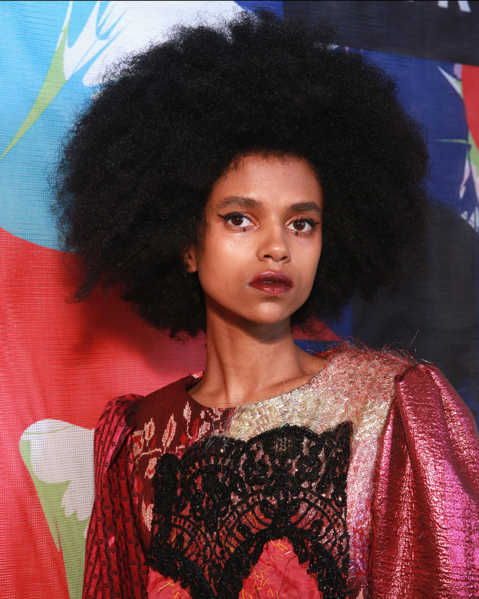 <p>A full-on ’fro and dotted eyeliner are a winning pair. (Photo: Getty Images) </p>