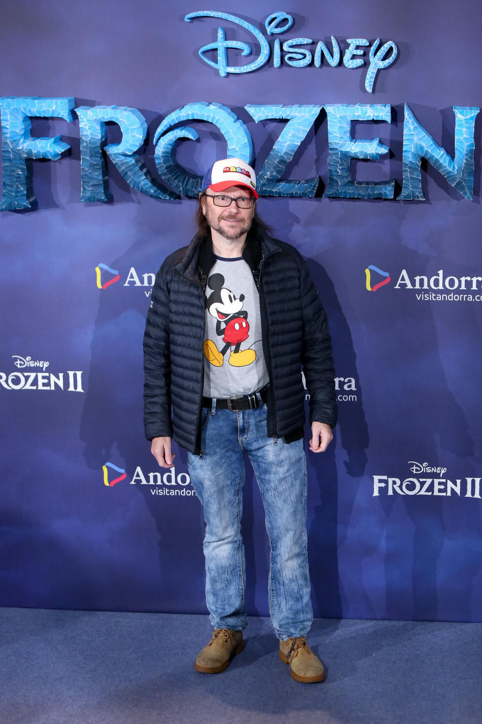 El actor y director español apostó por un look informal con una camiseta de Mickey Mouse como guiño a Disney. (Foto: Pablo Cuadra / Getty Images)