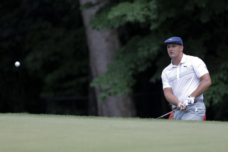 Bryson DeChambeau observa su tiro en el hoyo 14 durante la segunda ronda del torneo Travelers Championship en TPC River Highlands, el viernes 26 de junio de 2020, en Cromwell, Connecticut. (AP Foto/Frank Franklin II)