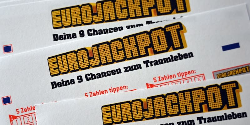 Lottoscheine für den Eurojackpot liegen auf einem Tisch.<span class="copyright">Federico Gambarini/dpa</span>