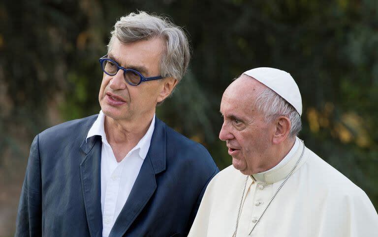 Wenders junto al papa Francisco en 2018, mientras se filmaba el documental que el alemán dirigió sobre la vida y la obra del Pontífice