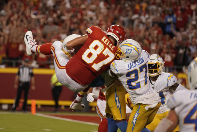 James Body Slams Kelce During Chargers-Chiefs