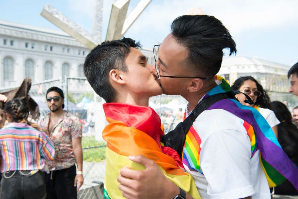 Una pareja se besa durante el desfile del Día del Orgullo en San Francisco.