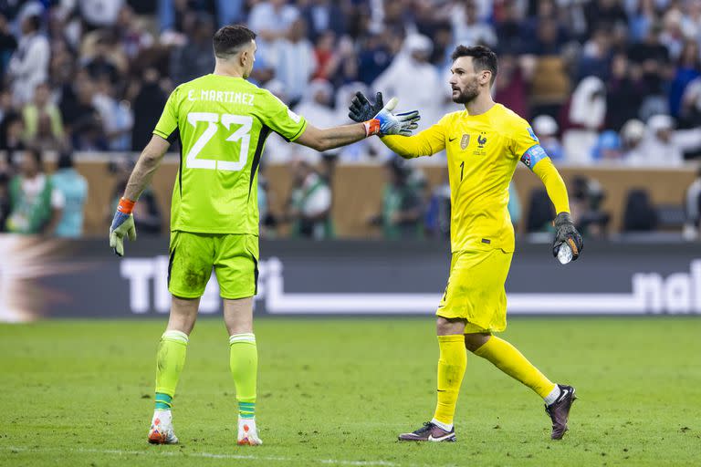 El saludo entre Dibu Martínez y Hugo Lloris antes de la tanda de penales que consagraría a Argentina como campeón del mundo en Qatar 2022