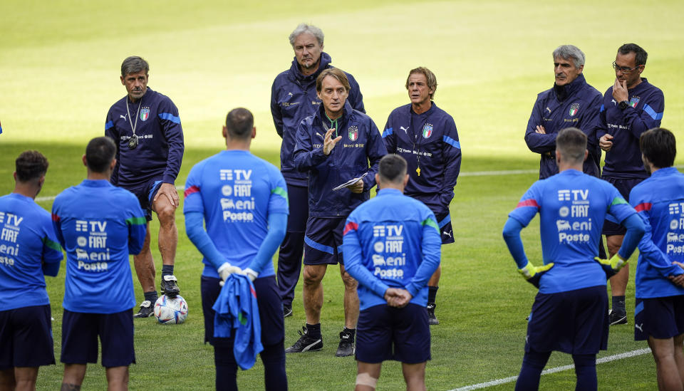 FILE - Italy's head coach Roberto Mancini talks to his players during a training session in Moenchengladbach, Germany, on June 13, 2022. Italy coach Roberto Mancini resigned surprisingly on Sunday, Aug. 13, 2023, ending an an up-and-down tenure with the national team that included a European Championship title in 2021 but also a failed qualification for last year’s World Cup. (AP Photo/Martin Meissner)