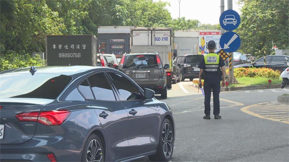 塞爆了！排隊上國道上班族抓狂 匝道儀控　連假首日車流量減4成