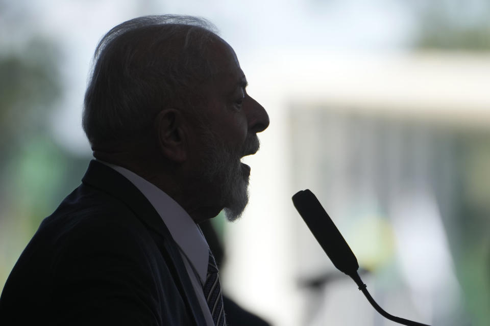 El presidente de Brasil, Luiz Inácio Lula da Silva, habla durante la presentación del Plan de Cosecha en el Palacio Presidencial de Planalto, en Brasilia, Brasil, el miércoles 3 de julio de 2024. (AP Foto/Eraldo Peres)