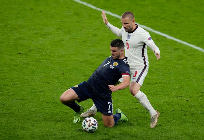 El escocés John McGinn disputa el balón frente al inglés Luke Shaw en el patido entre las selecciones de Inglaterra y Escocia en la Euro 2020