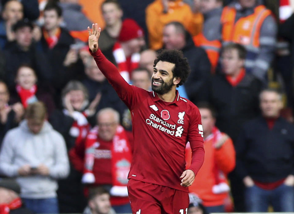 El egipcio Mohamed Salah, de Liverpool, festeja tras conseguir el primer gol de su equipo ante el Fulham, en un partido de la Liga Premier inglesa, disputado el domingo 11 de noviembre de 2018 (Barrington Coombs/PA via AP)