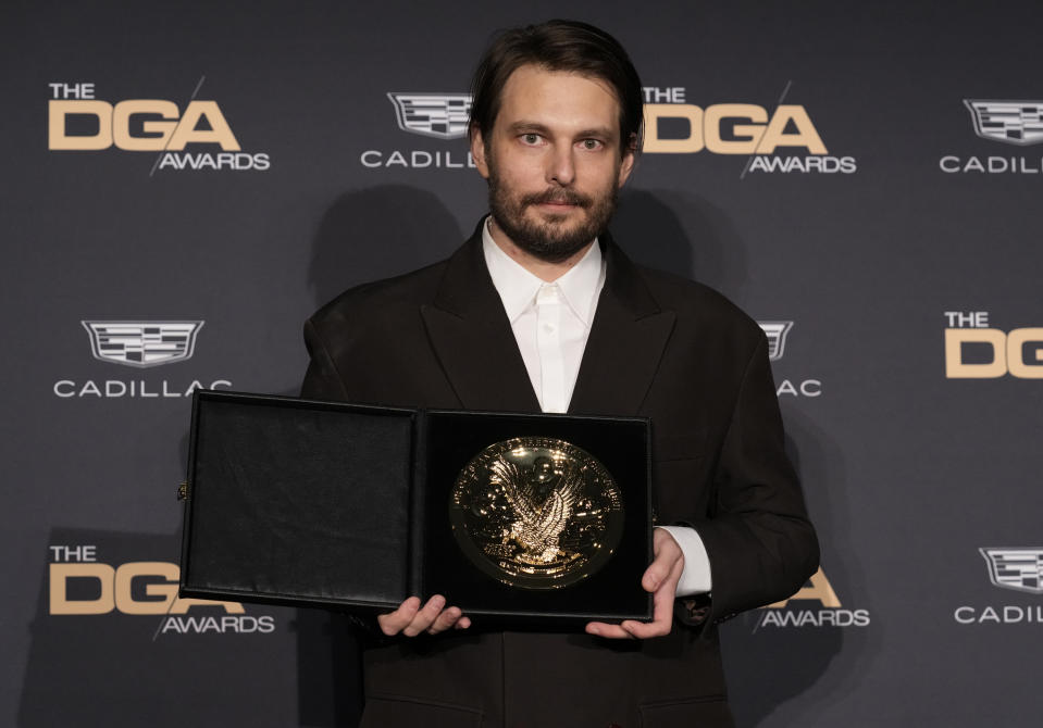 Sam Levinson posa con el premio al mérito en dirección de una serie dramática por "Euphoria" en la sala de prensa de la 75a entrega anual de los Premios del Sindicato de Directores de Estados Unidos el 18 de febrero de 2023 en el Hotel Beverly Hilton en Beverly Hills, California. (Foto AP/Chris Pizzello)