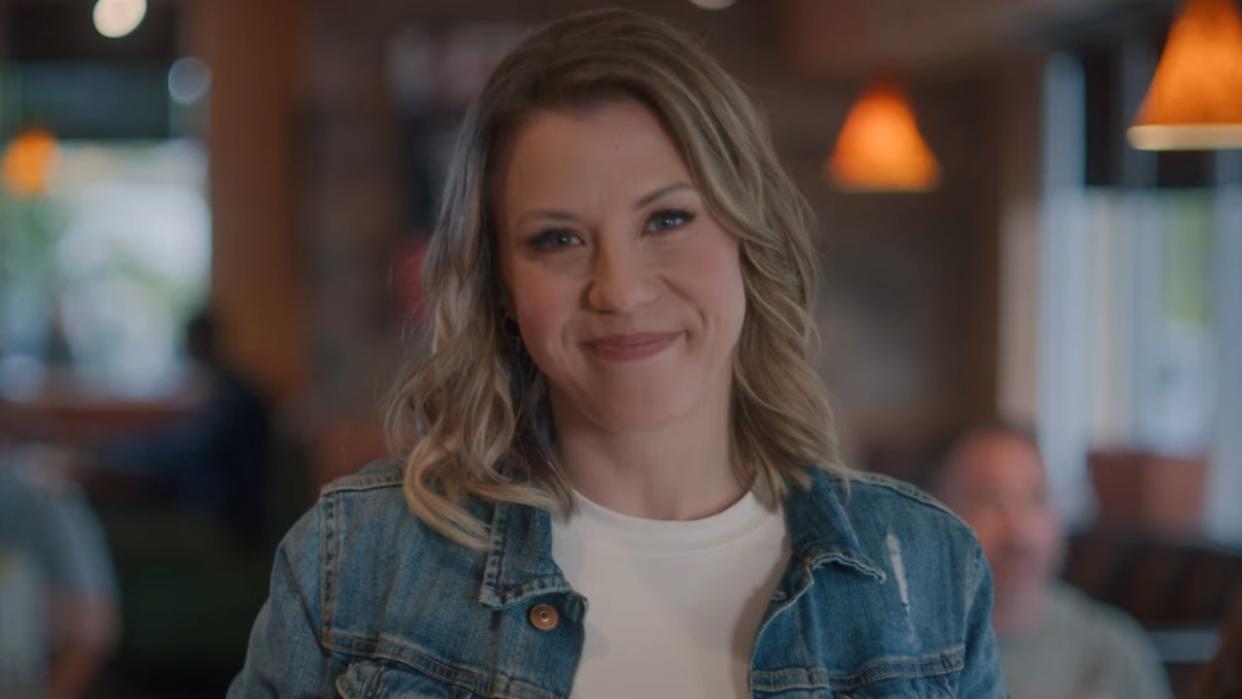  Jodie Sweetin in a Sizzler ad 