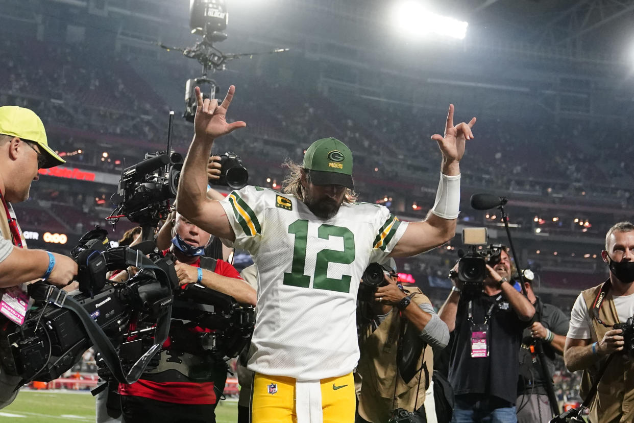 El quarterback de los Packers de Green Bay Aaron Rodgers (12) celebra tras la victoria ante los Cardinals de Arizona, el jueves 28 de octubre de 2021, en Glendale, Arizona. (AP Foto/Rick Scuteri)