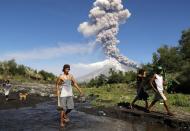 <p>FRM08. DARAGA (FILIPINAS), 23/01/2018. Aldeanos filipinos escapan a un área segura mientras el volcán Mayon entra en erupción hoy, martes 23 de enero de 2018, en la ciudad de Daraga, provincia de Albay (Filipinas). El Instituto Filipino de Vulcanología y Sismología (PHIVOLCS) elevó el 22 de enero el nivel de alerta para el volcán Mayon en medio de temores de una erupción mayor en las próximas horas o días. “Más de 26,000 personas han sido evacuadas a refugios en el área. La zona de peligro se extiende a un radio de 8 kilómetros desde el respiradero de la cumbre. Se recomienda encarecidamente al público que esté atento y desista de ingresar a esta zona de peligro”, agregó el PHIVOLCS. EFE/FRANCIS R. MALASIG </p>