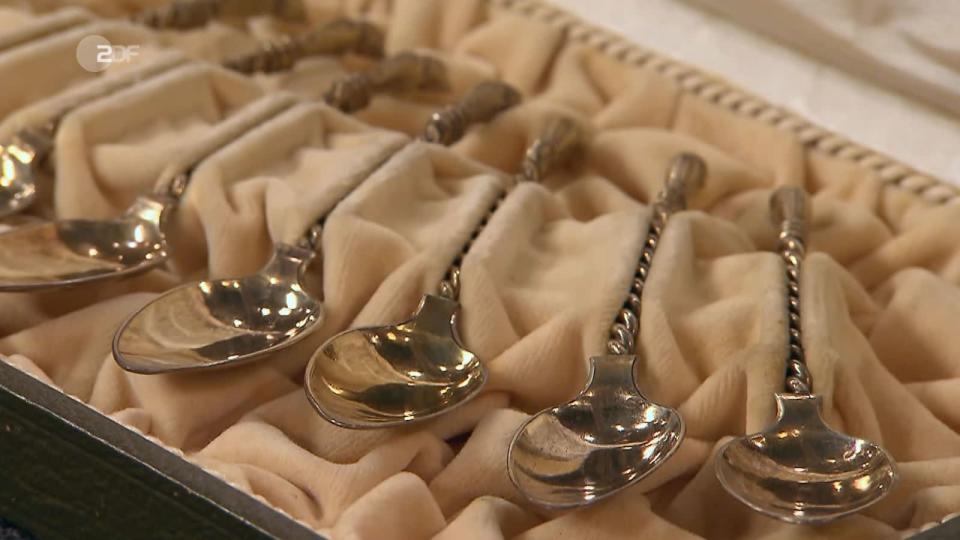 Die zwölf Kaffeelöffel aus Silber in der Schatulle stammten aus der Zeit um 1900 und waren 200 Euro wert. (Bild: ZDF)