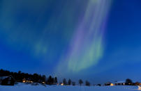 SUEDE, Östersund. Des aurores boréales à la tombée de la nuit, le 17 mars 2013. AFP/Jonathan Nackstrand